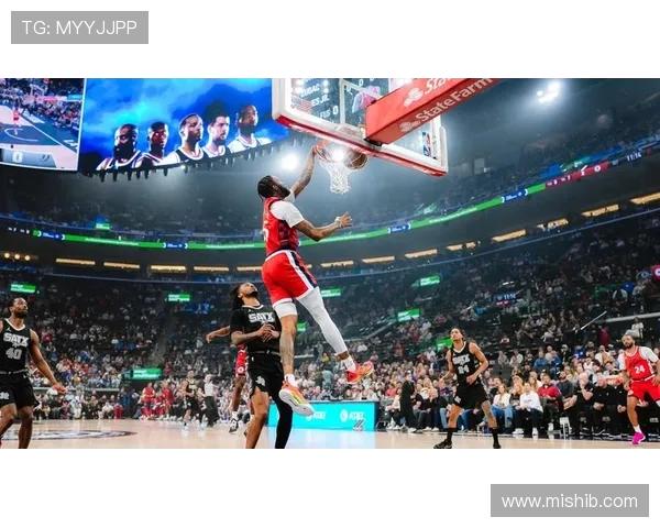 福克斯轻松写意空接暴扣,与球迷互动点燃现场激情(1)